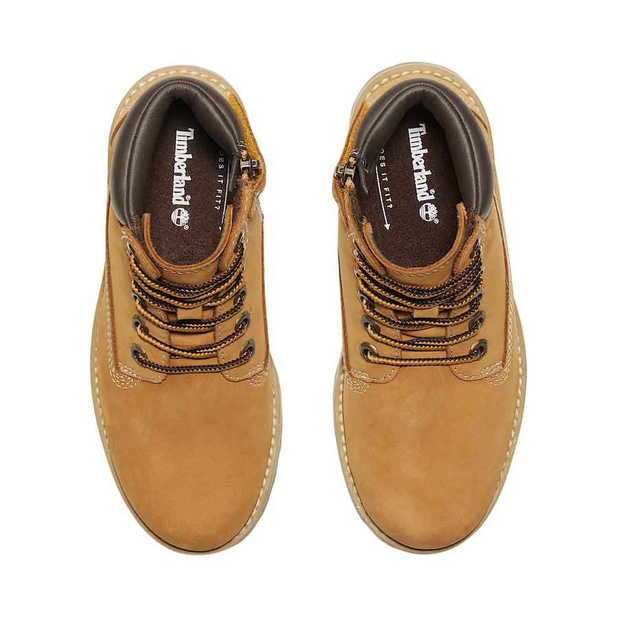 Dettaglio della pelle premium Timberland giallo grano, prodotta responsabilmente attraverso il Leather Working Group