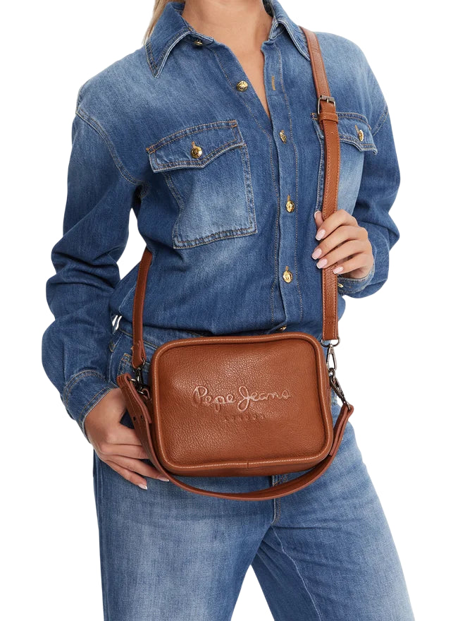 Pepe Jeans Borsa Donna Bassy PL0300004 869 Marrone – Eleganza Naturale e Stile Contemporaneo  -indossata
