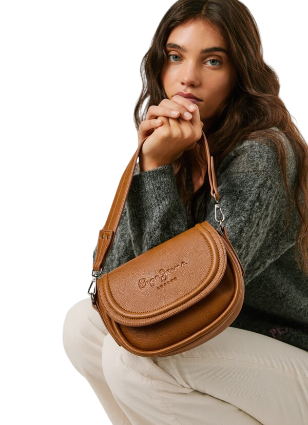 Pepe Jeans Borsa Donna PL0300006 869 Beige – Similpelle Premium con Patta e Tracolla Regolabile - indossata