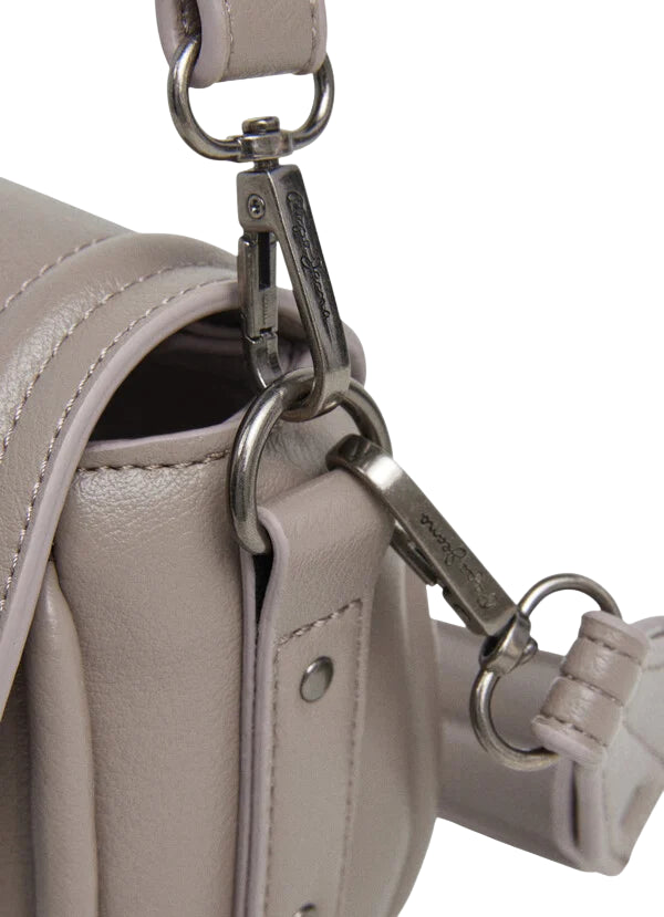 Pepe Jeans Borsa Donna PL0300006 940 Grigio – Similpelle Premium con Patta e Tracolla Regolabile -dettaglio gancio 