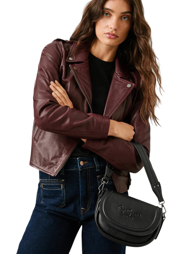 Pepe Jeans Borsa Donna PL0300006 999 Nero – Similpelle Premium con Patta e Tracolla Regolabile - indossata