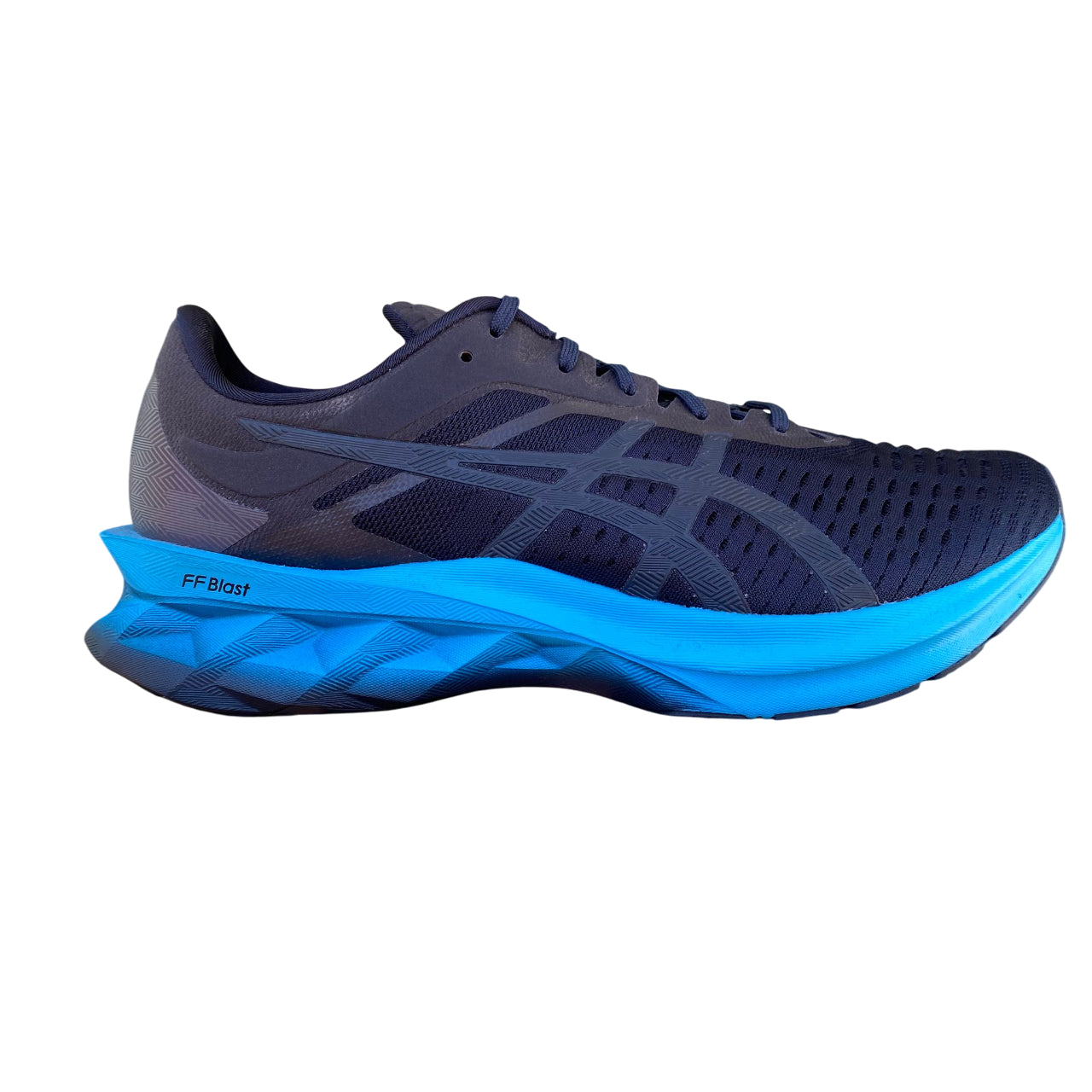 Profilo esterno Asics Novablast blu-acqua con logo Asics e design dinamico per running uomo