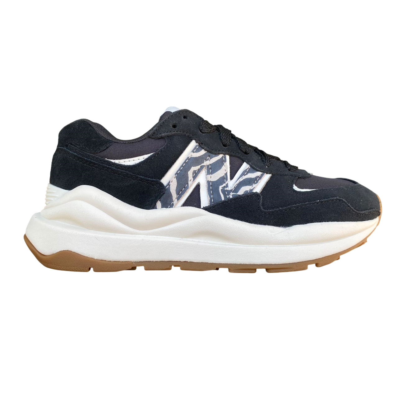 Profilo esterno New Balance 5740 W5740APA nero con logo New Balance e design casual streetwear
