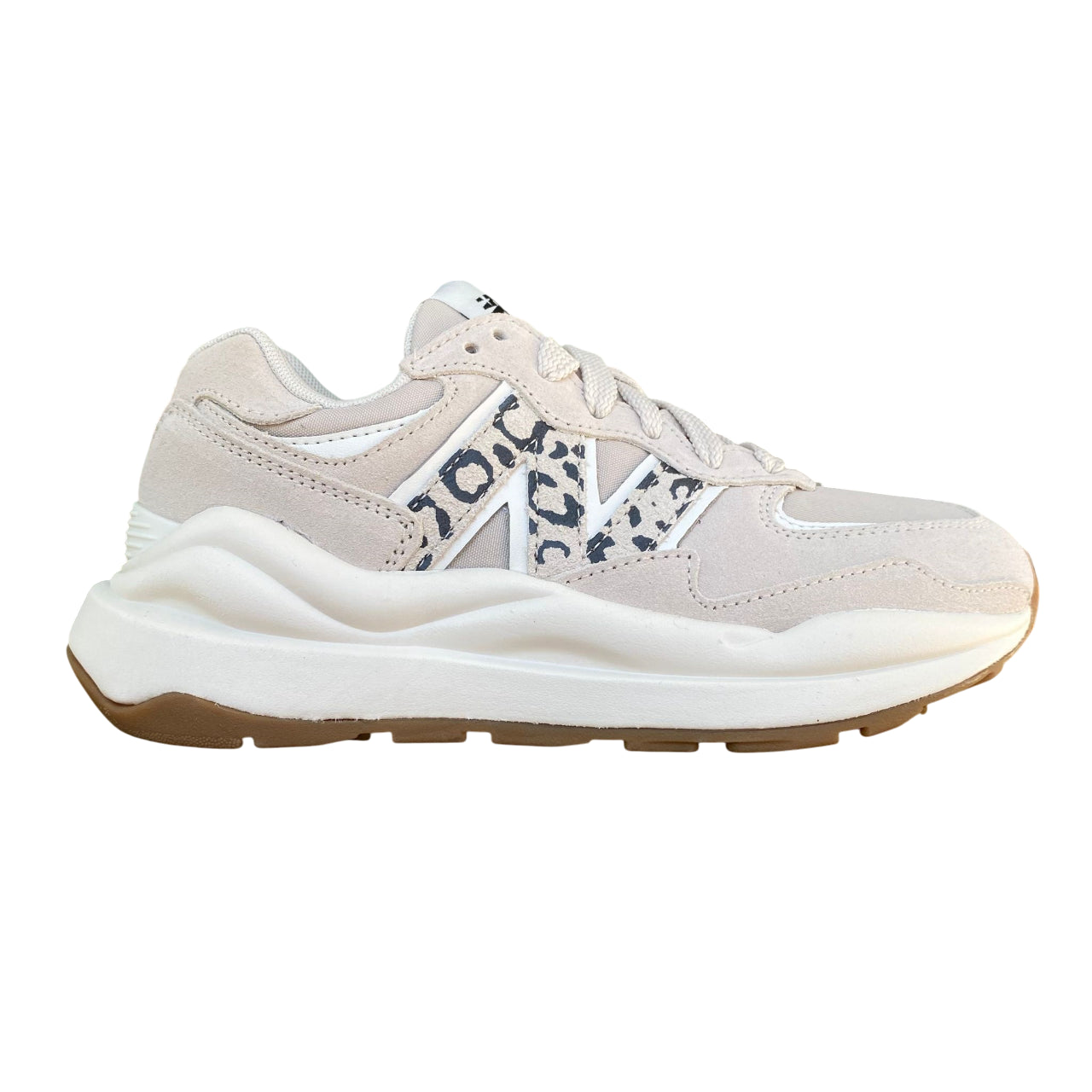 Profilo esterno New Balance 5740 WB5740PB beige con logo New Balance e design casual streetwear