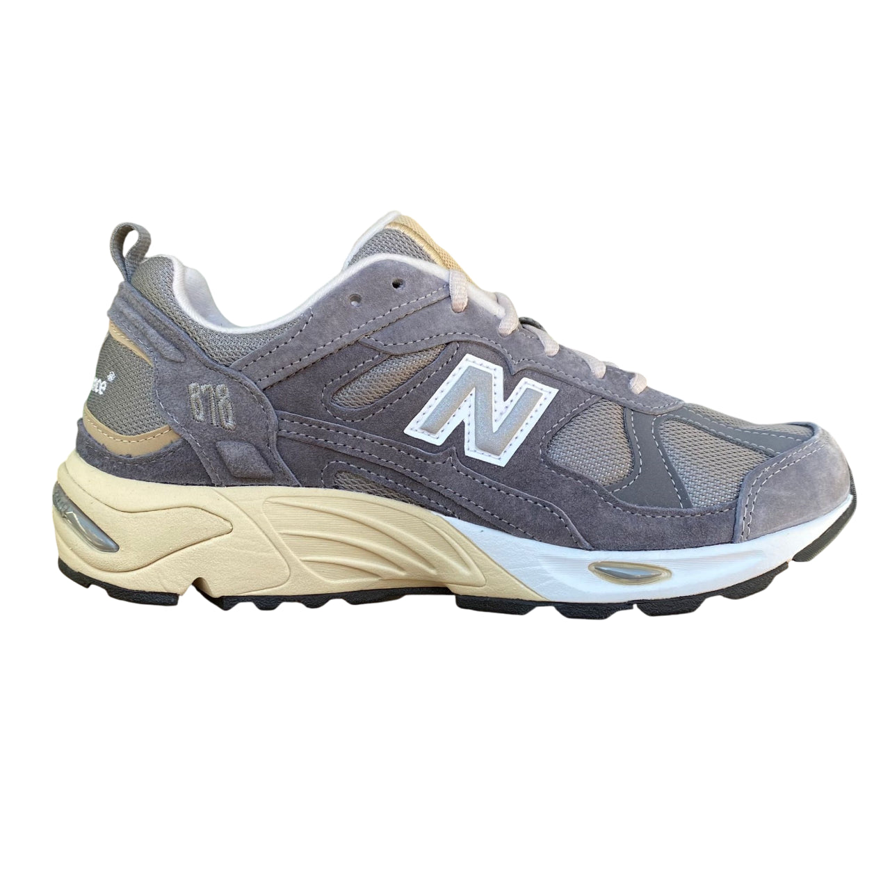 Profilo esterno New Balance CM878MG1 grigio con logo New Balance e design moderno streetwear