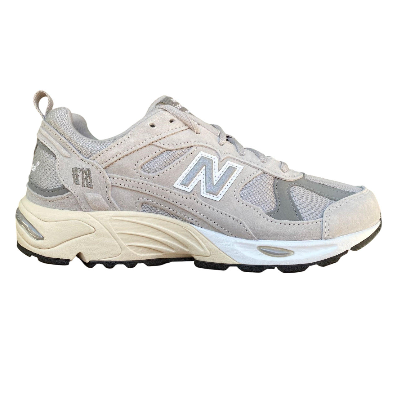Profilo esterno New Balance CM878MT1 greige con logo New Balance e design contemporaneo streetwear