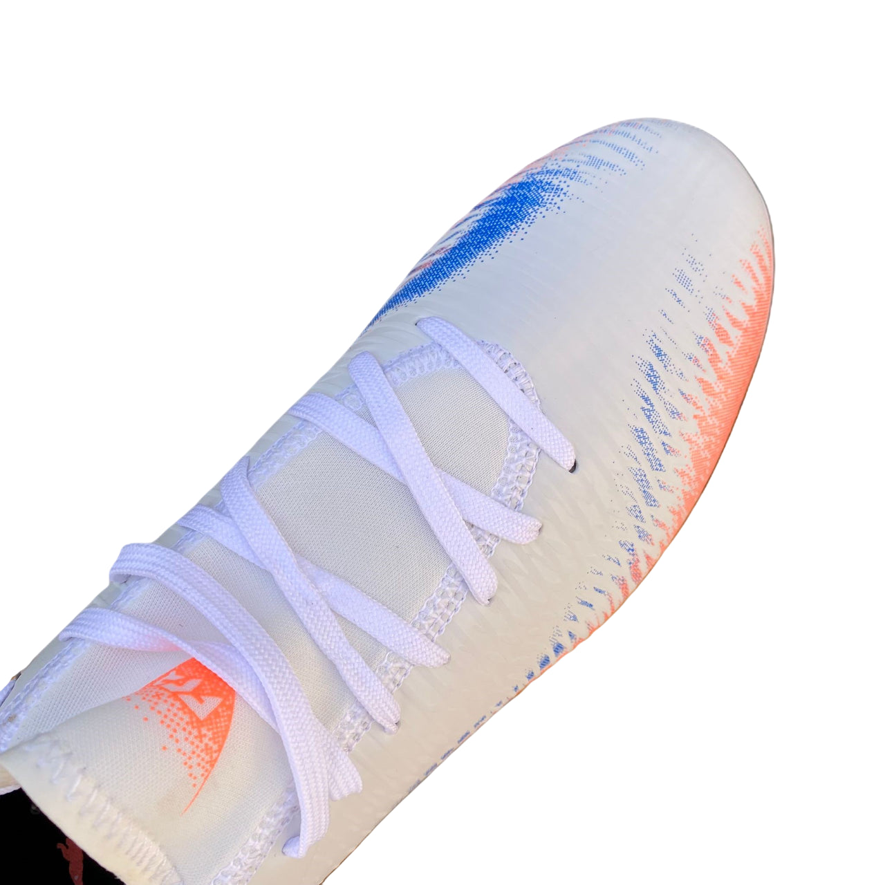 Dettaglio tomaia Puma FUTURE 8 PLAY FG/AG 108602-01 con materiali riciclati 30% e linguetta slip-on elasticizzata