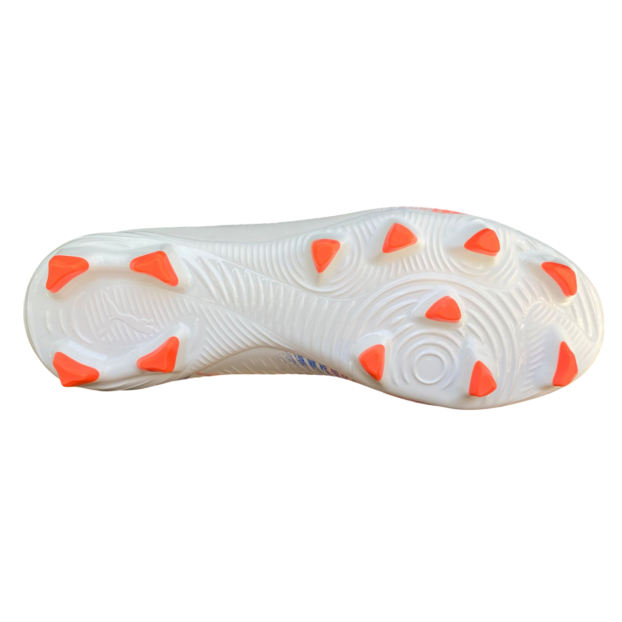 Suola scarpe Puma FUTURE 8 PLAY FG/AG 108602-01 con tacchetti innovativi per agilità 360° su terreni naturali e artificiali