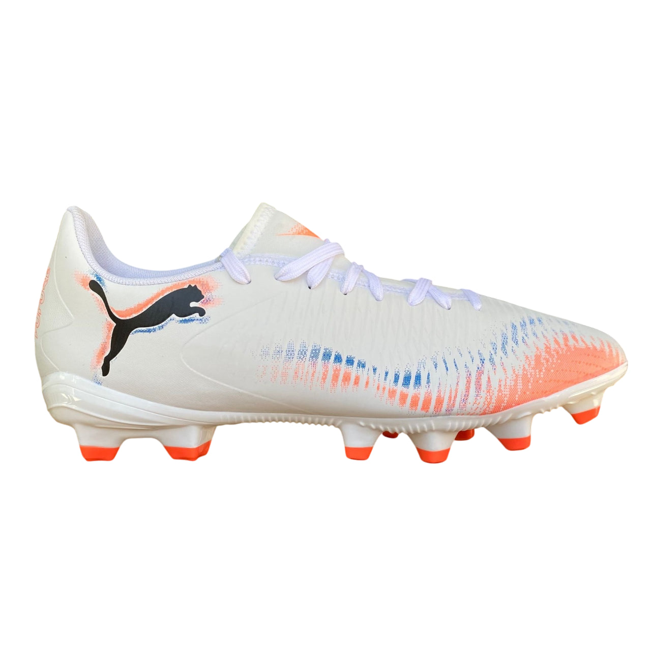 Scarpe calcio unisex Puma FUTURE 8 PLAY FG/AG 108602-01 bianco arancio vista laterale con tecnologia agilità 360° e tacchetti innovativi