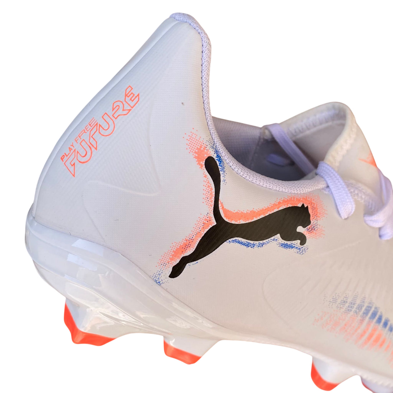 Scarpe Puma FUTURE 8 PLAY FG/AG 108602-01 vista posteriore con logo Puma distintivo e design playmaker
