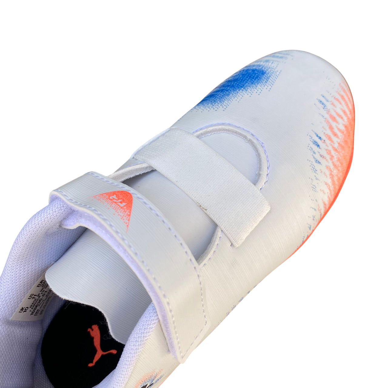 Dettaglio chiusura velcro scarpe Puma Future 8 Play V 108630-01 per facilità di calzata giovani calciatori