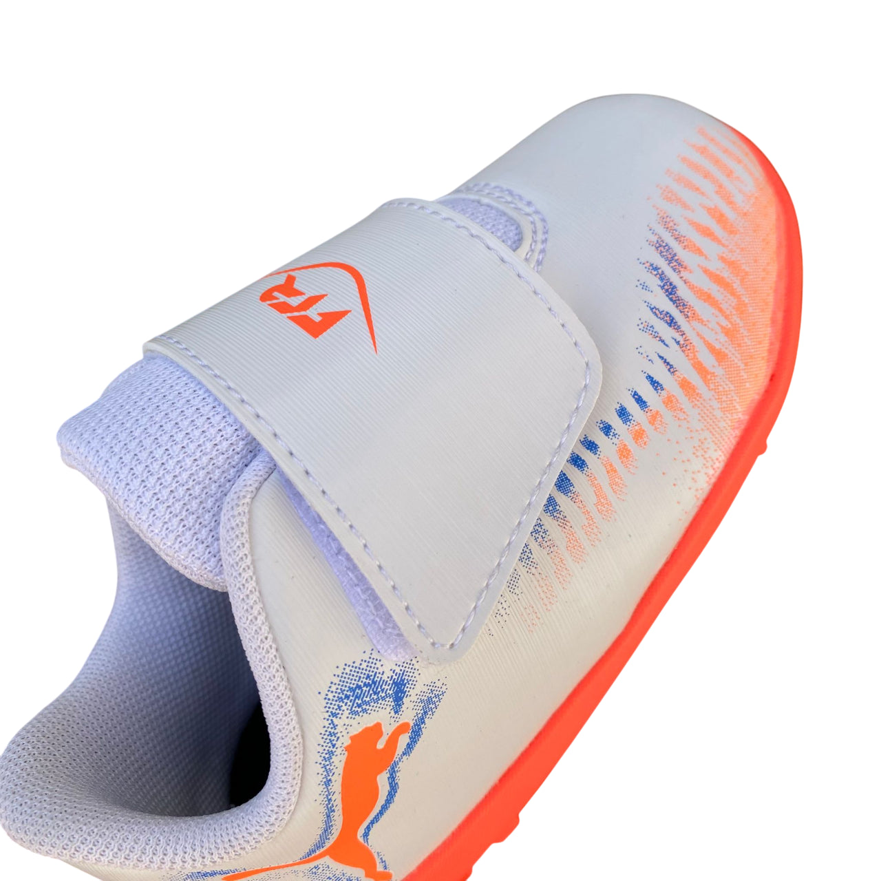 Dettaglio chiusura velcro scarpe Puma Future 8 Play V TT 108631-01 per facilità di calzata bimbi