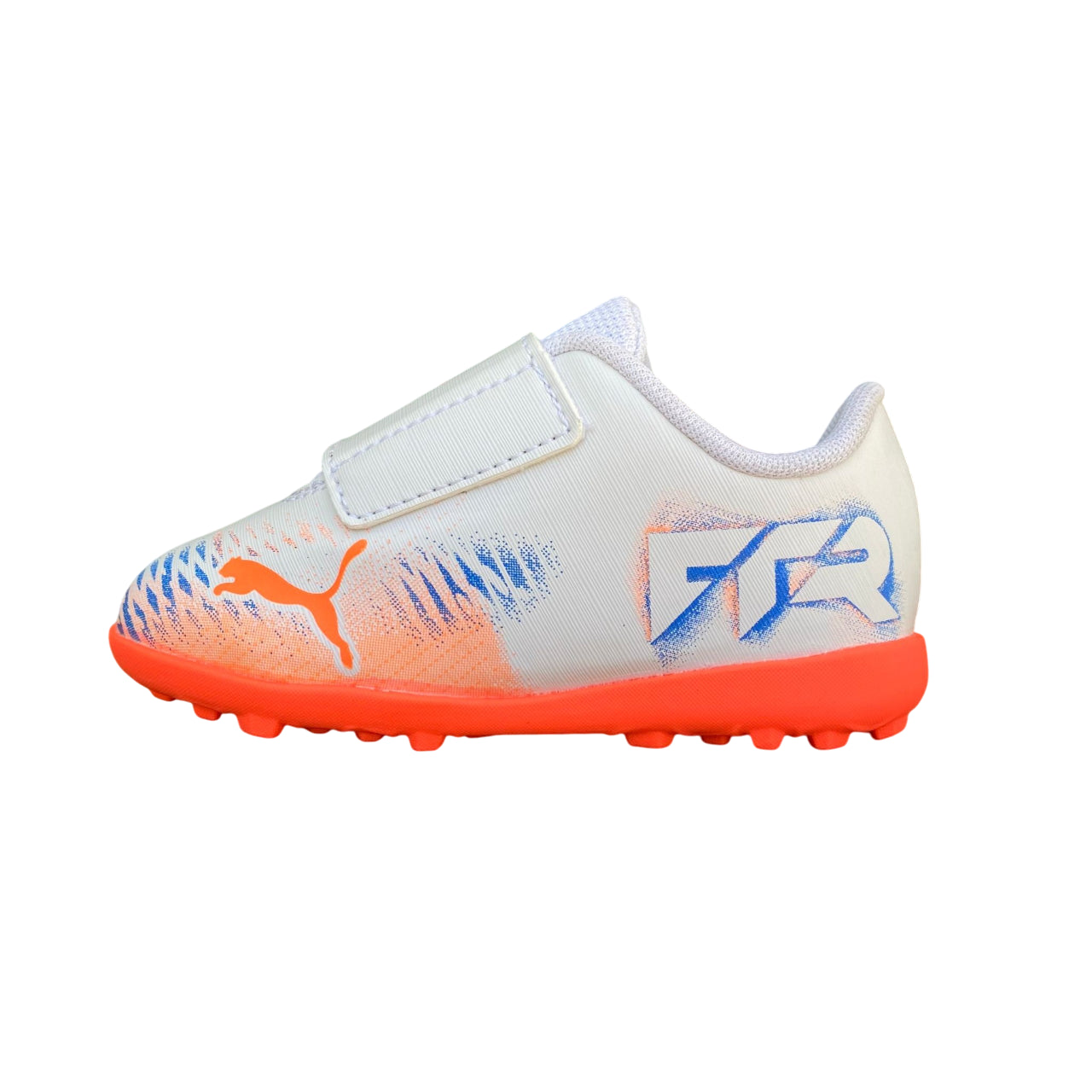 Scarpe Puma Future 8 Play V TT 108631-01 vista laterale frontale con tomaia sintetica e linee in rilievo per grip pallone
