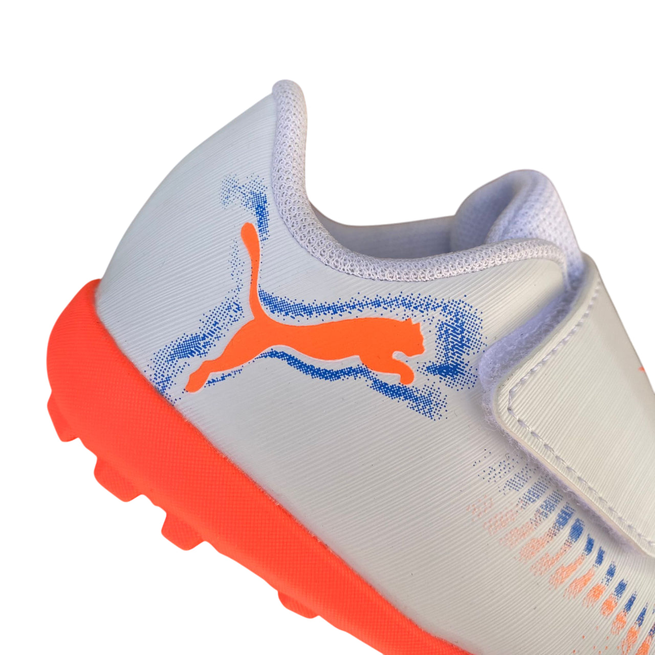 Scarpe Puma Future 8 Play V TT 108631-01 vista posteriore con logo Puma distintivo e design playmaker