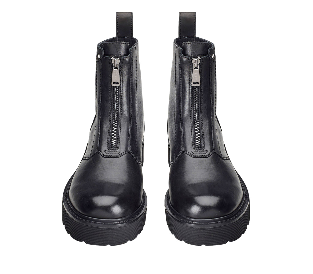Dettaglio punta stivaletto Cult Slash pelle nera con protezione robusta e design moderno streetwear