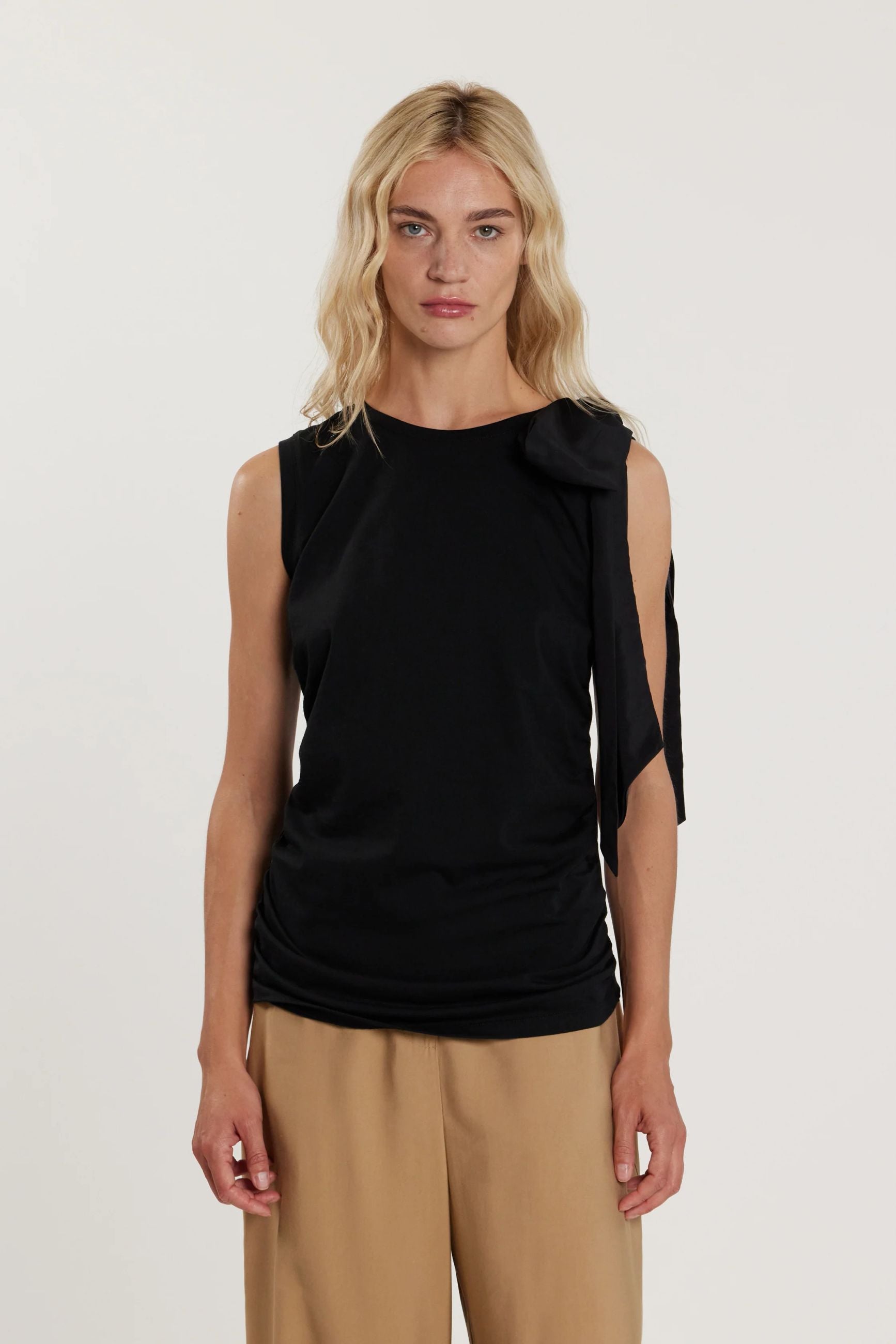 Relish T-Shirt AIMEE smanicata con fiocco sulla spalla più arricciatura sul fondo RDP260103323 1199 Nero