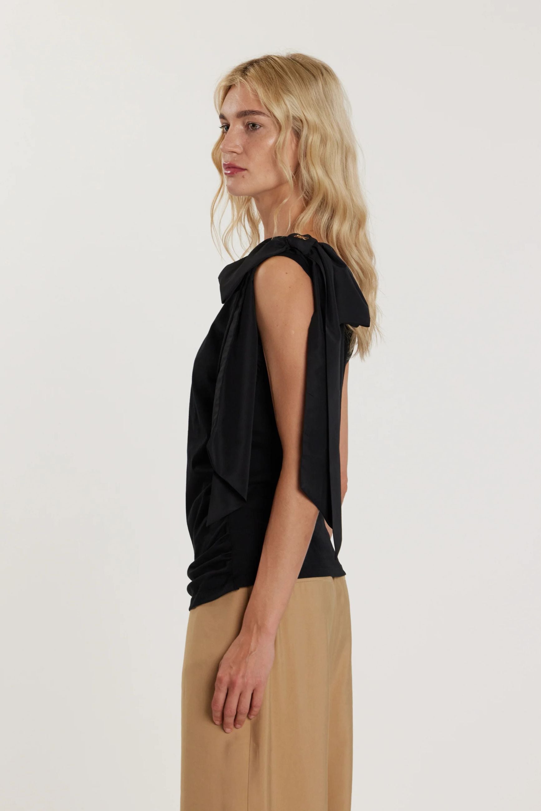 Relish T-Shirt AIMEE smanicata con fiocco sulla spalla più arricciatura sul fondo RDP260103323 1199 Nero