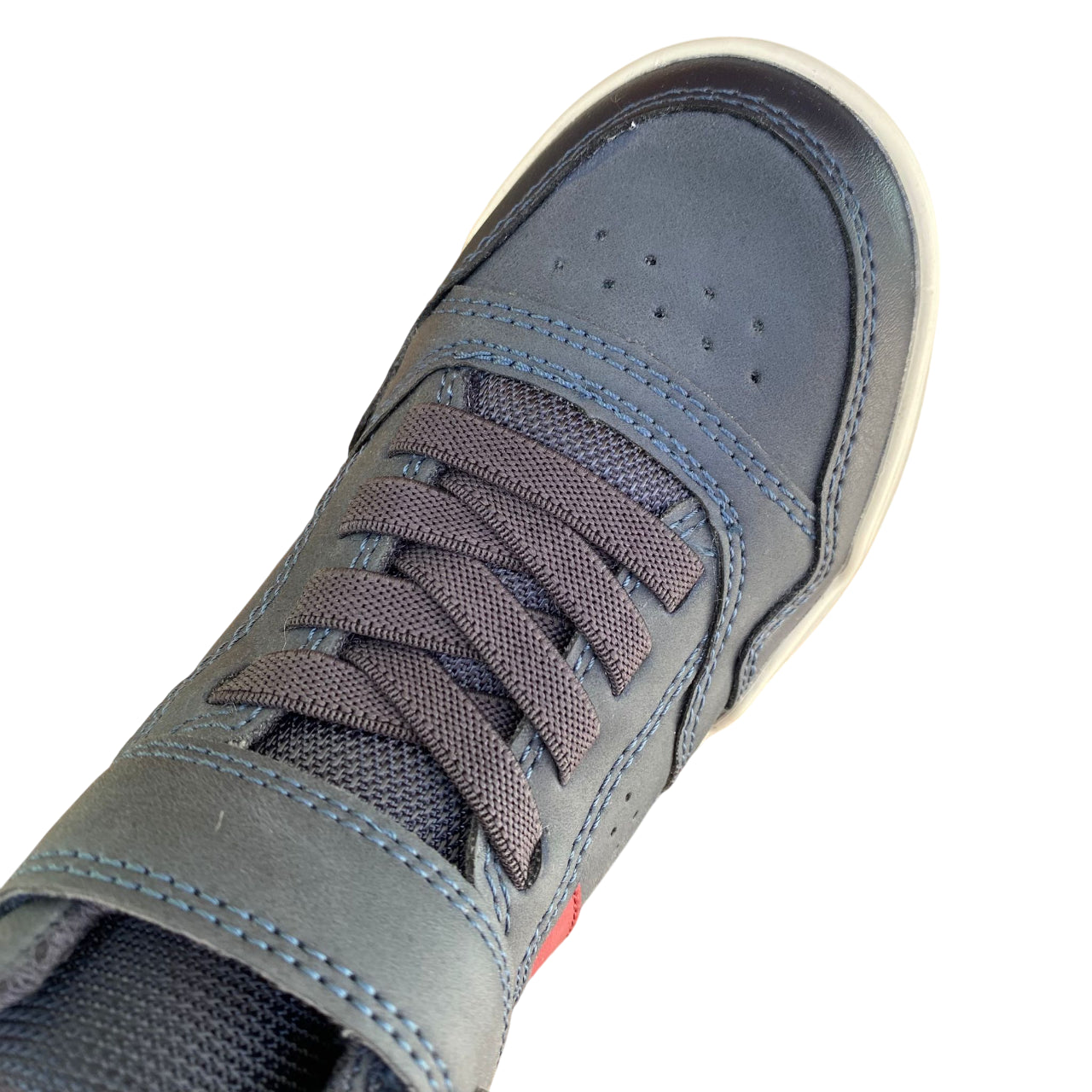 Dettaglio della doppia chiusura con lacci elastici e velcro delle sneakers Geox Perth, progettata per l'autonomia dei bambini, vista dall'alto