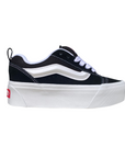 Vista laterale esterna delle sneakers Vans Knu Stack da donna con platform in colorazione nero-bianco