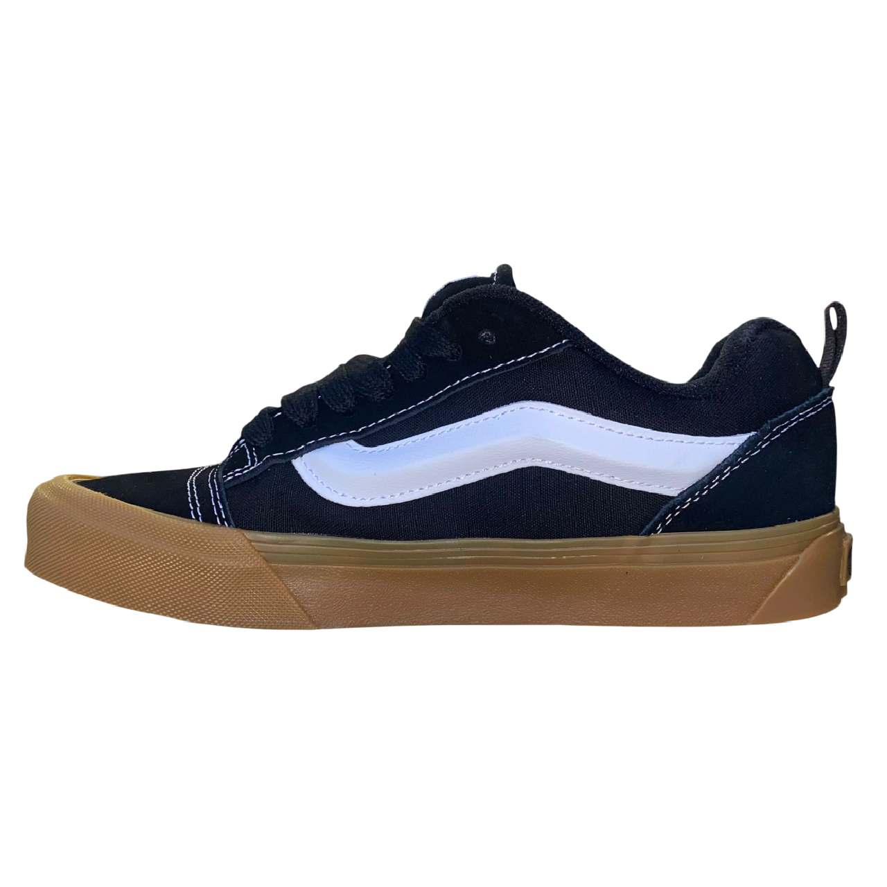 Vista laterale interna delle sneakers Vans Knu Skool da uomo in colorazione nero-bianco con dettagli oversize