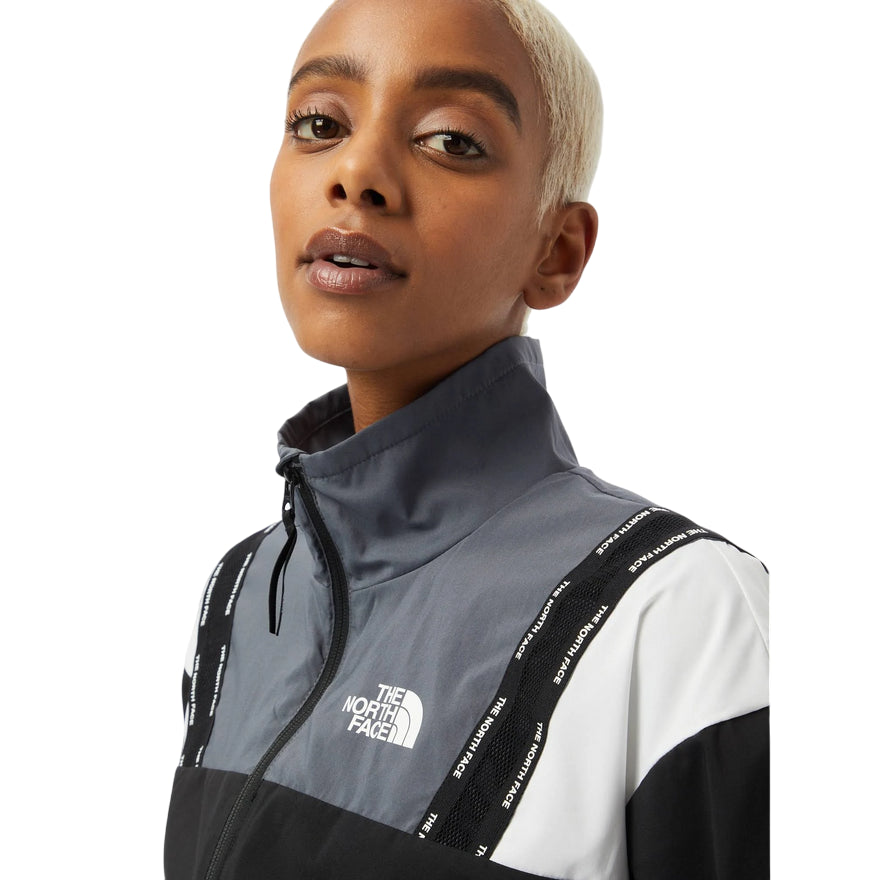 The North Face W Train N LOgo Wind Jacket NF0A5563NY71 black vanadis grey - DETTAGLIO