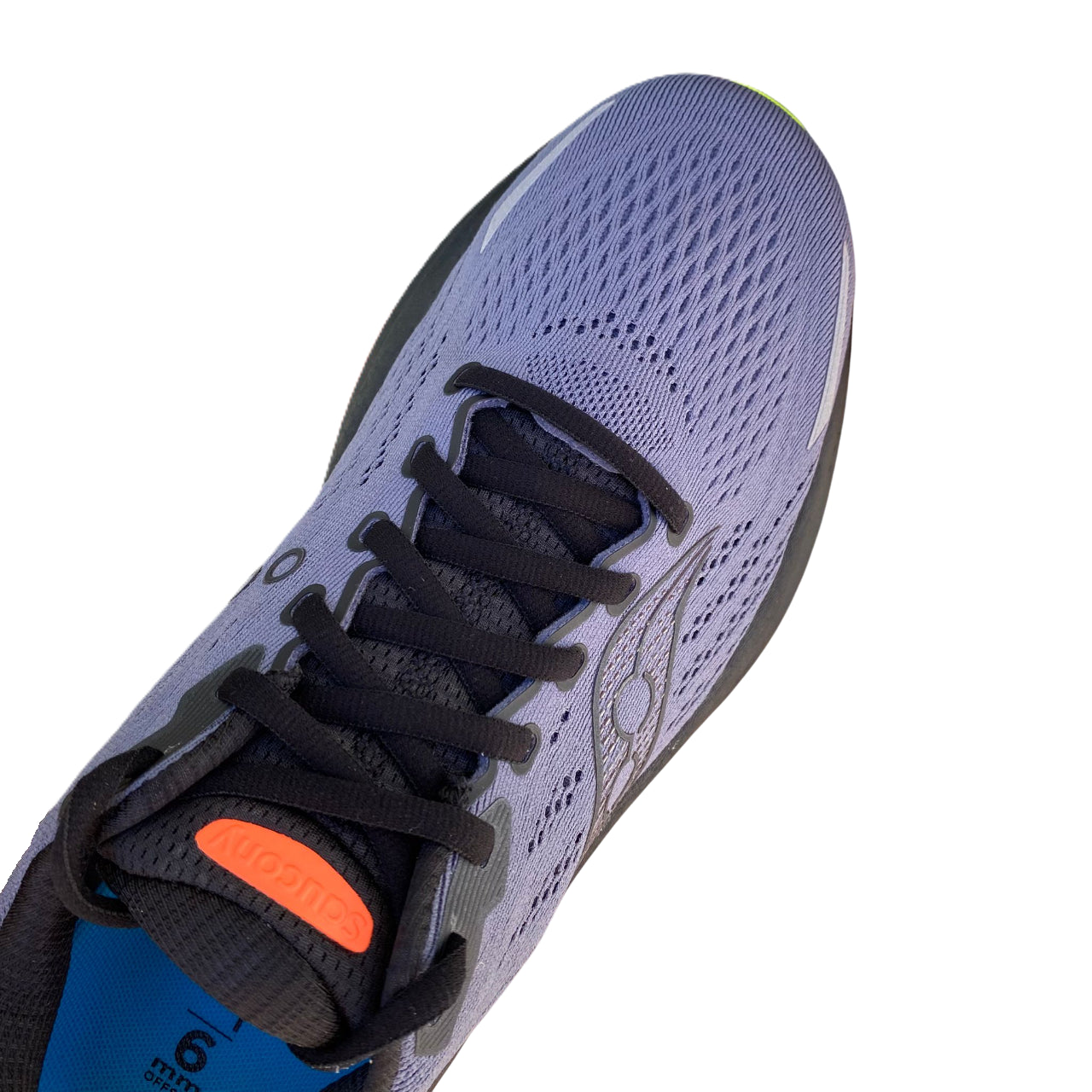 Dettaglio tomaia Saucony Hurricane 25 in mesh traspirante shadow con rinforzi di supporto per running