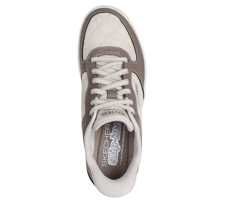Dettaglio tomaia Skechers Sport Court 2.0 in materiali premium beige-marrone con design sportivo elegante