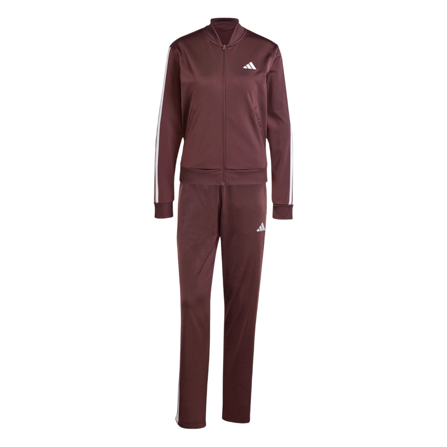  tuta Adidas Track Essentials aurora rubino, mostrando la vestibilità e lo stile contemporaneo