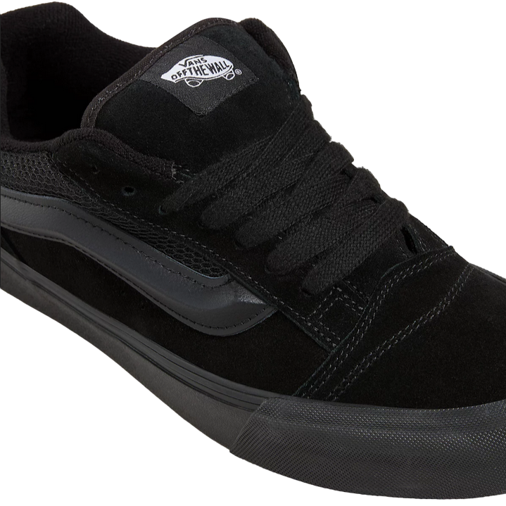 Lacci oversize e linguetta imbottita delle sneakers Vans Knu Skool total black da uomo