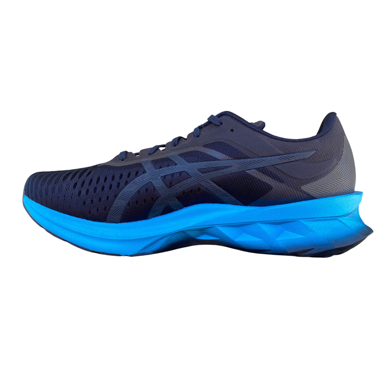 Vista laterale interna Asics Novablast blu-acqua con ammortizzazione reattiva e comfort superiore per running