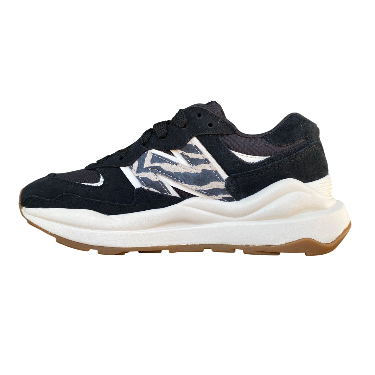Vista laterale interna New Balance 5740 W5740APA nero con comfort quotidiano e vestibilità femminile