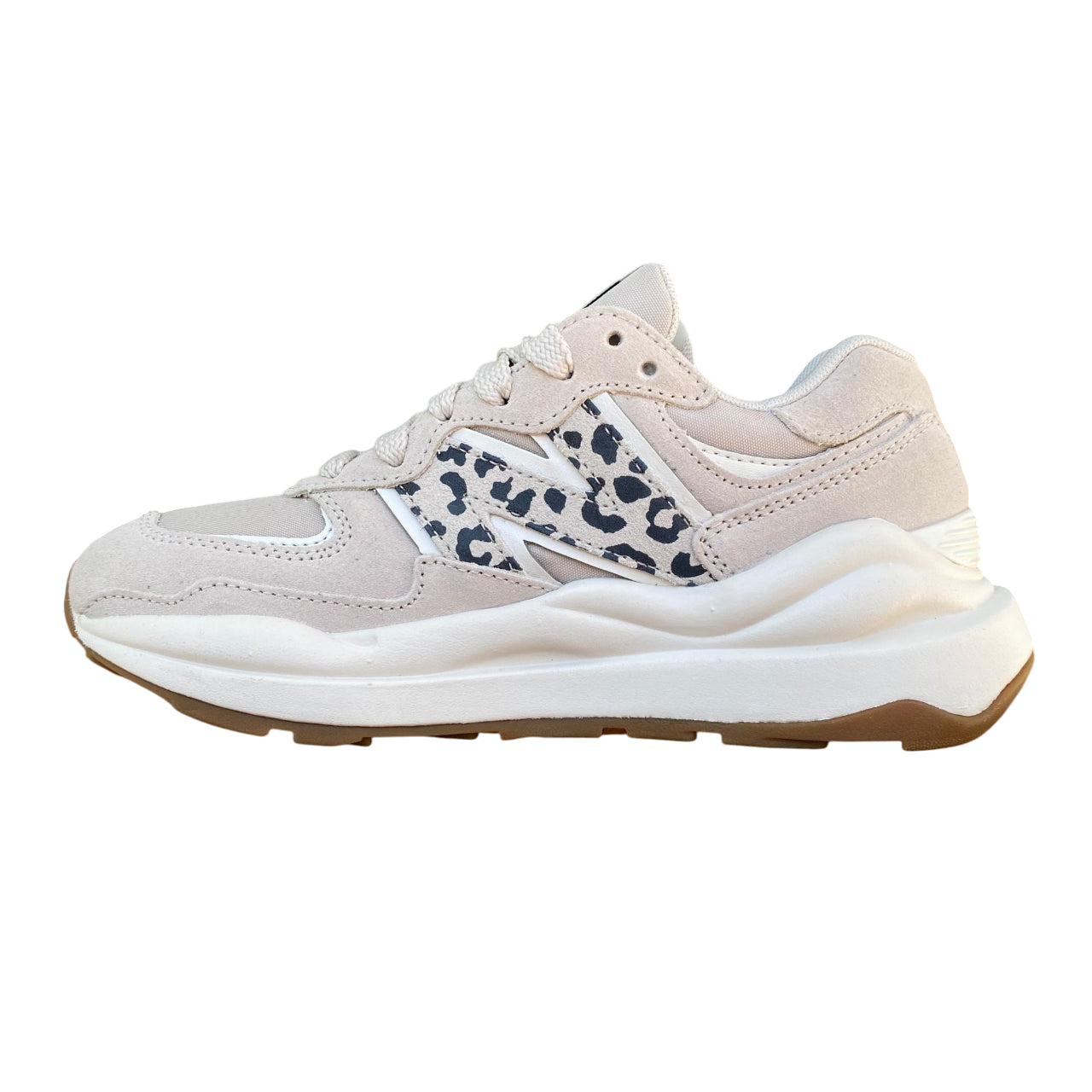 Vista laterale interna New Balance 5740 WB5740PB beige con comfort quotidiano e vestibilità femminile