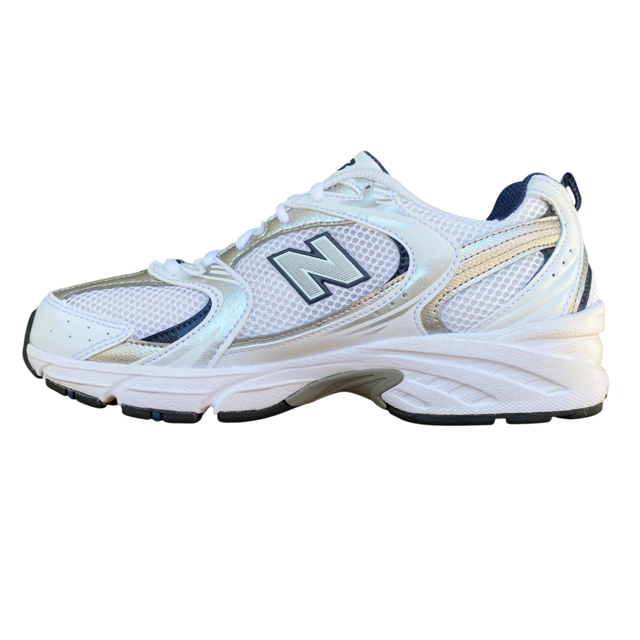 Vista laterale interna New Balance MR530SG argento-blu con design vintage e comfort quotidiano unisex