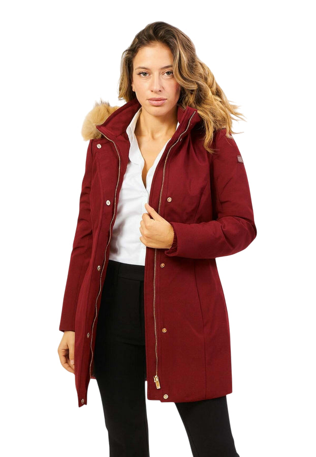 Yes Zee Cappotto Donna Tipo Parka 1390 O075 0580 Rosso Borgogna – Calore Urbano, Eleganza e Funzionalità con Cappuccio in Pelo - fronte