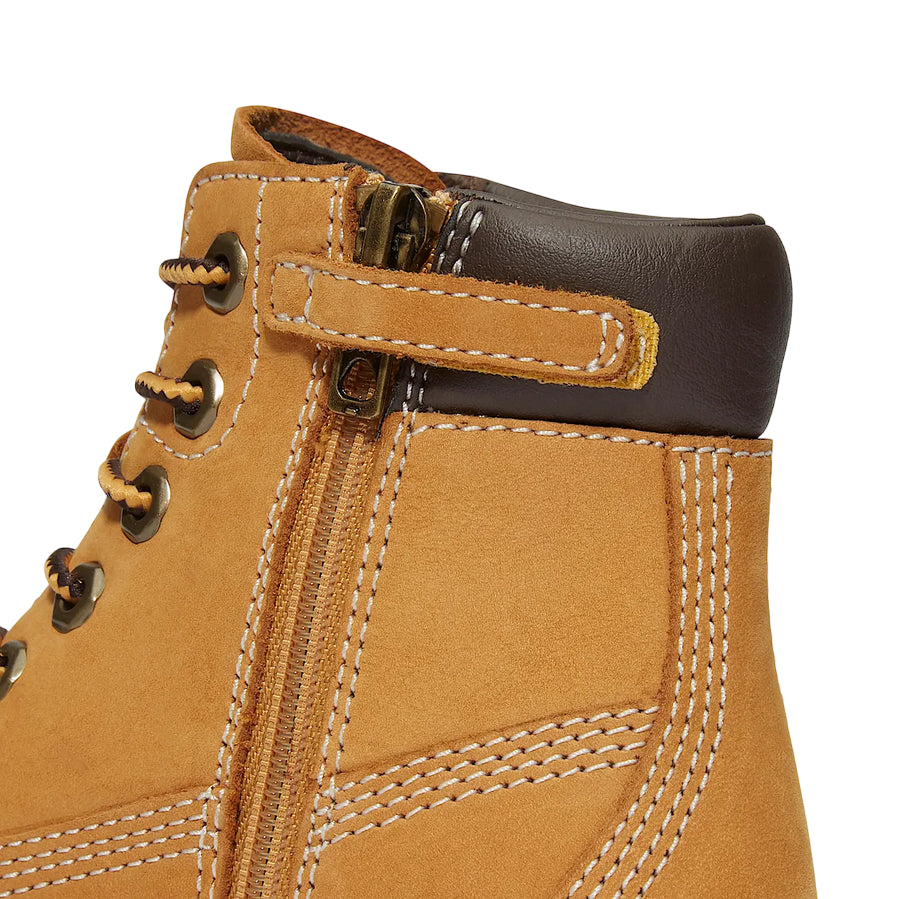 Dettaglio della zip laterale dello scarponcino Timberland Junior, progettata per facilitare la calzata dei bambini