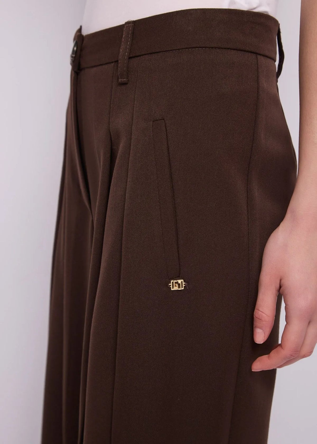 Gaudì Pantaloni cropped da donna con pinces 261DB25025 3339 marrone