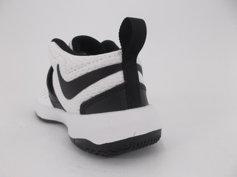 Nike Team Hustle 8 scarpa da basket 881943 100