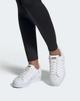 Adidas Originals sneakers con zeppa da donna Superstar Bold W FV3334 bianco-oro