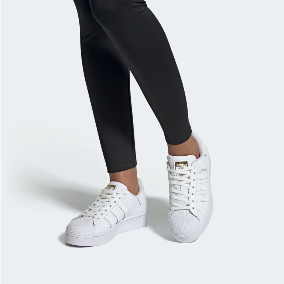Adidas Originals sneakers con zeppa da donna Superstar Bold W FV3334 bianco-oro a