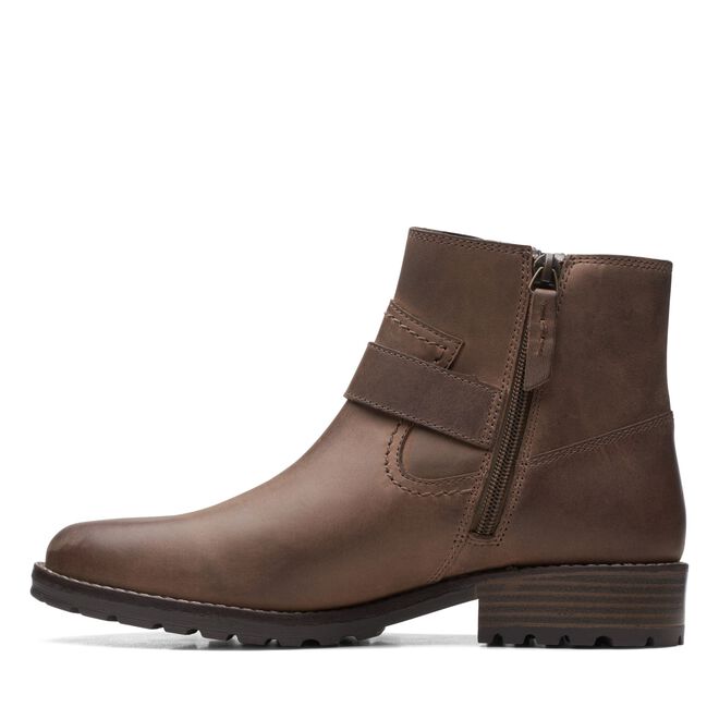 Clarks stivaletto da donna con elastico e fibbia e zip laterale Clarkwellstrap 26167473 4 taupe nubuck 1