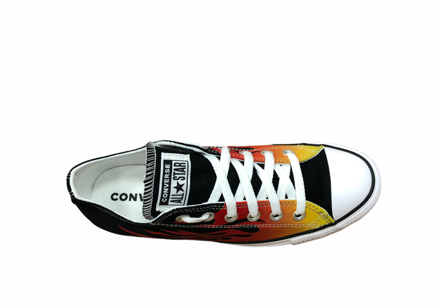 Sneakers Converse Chuck Taylor CTAS OX 166259C uomo con design fiamme arancio-rosso-nero, scarpe basse in tela canvas vintage resistenti e di tendenza, vista dall'alto