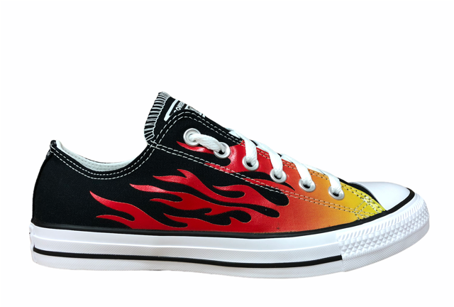 Sneakers Converse Chuck Taylor CTAS OX 166259C uomo con design fiamme arancio-rosso-nero, scarpe basse in tela canvas vintage resistenti e di tendenza, vista laterale