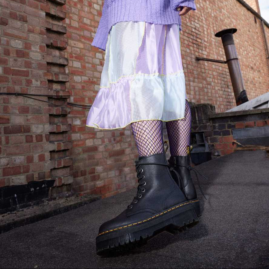 Dr. Martens Stivale anfibio con zeppa da donna in morbida pelle Pisa Jadon III 26378001 nero a