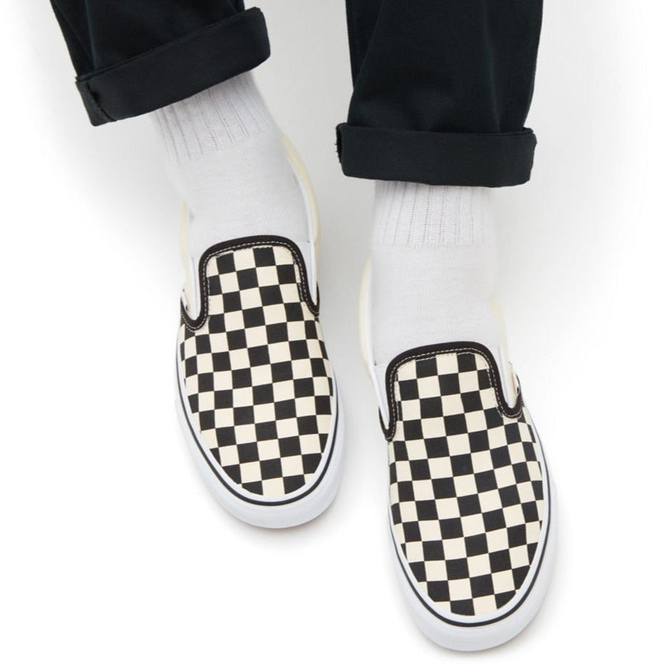 Vans Classic Slip-On Checkerboard VN000EYEBWW1 bianche e nere a scacchi, modello unisex senza lacci, indossate